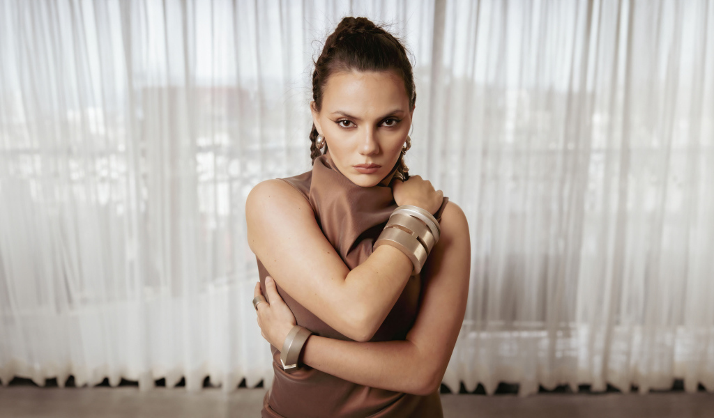 Актриса Дафни Кин с браслетами на руках у окна