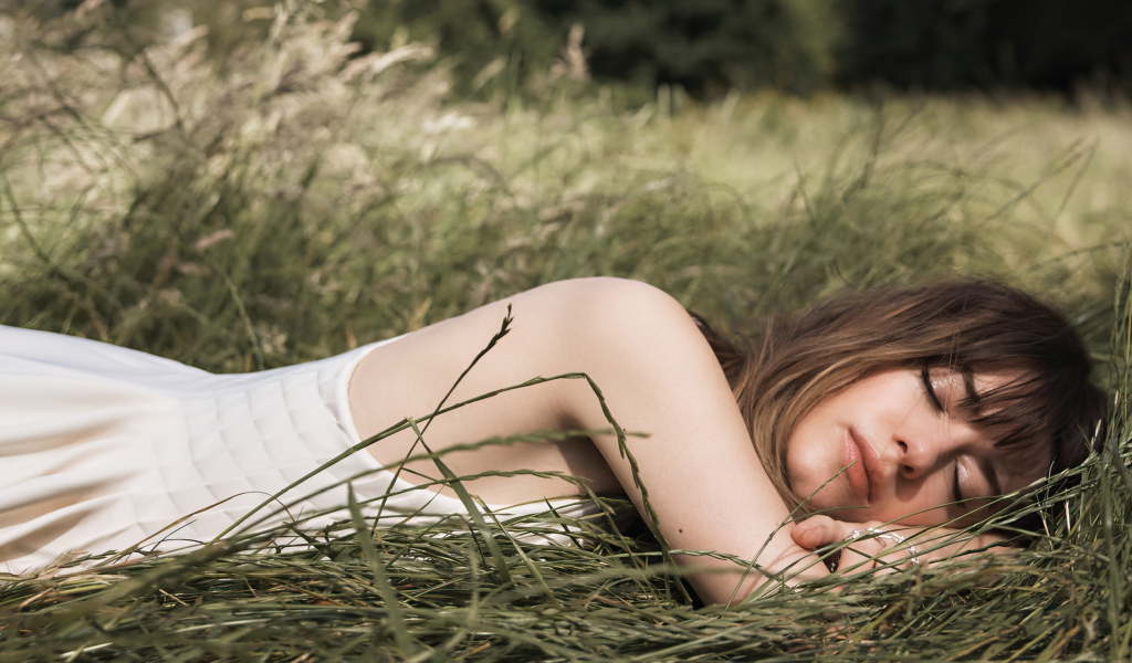 Актриса Дейзи Эдгар-Джонс лежит в зеленой траве