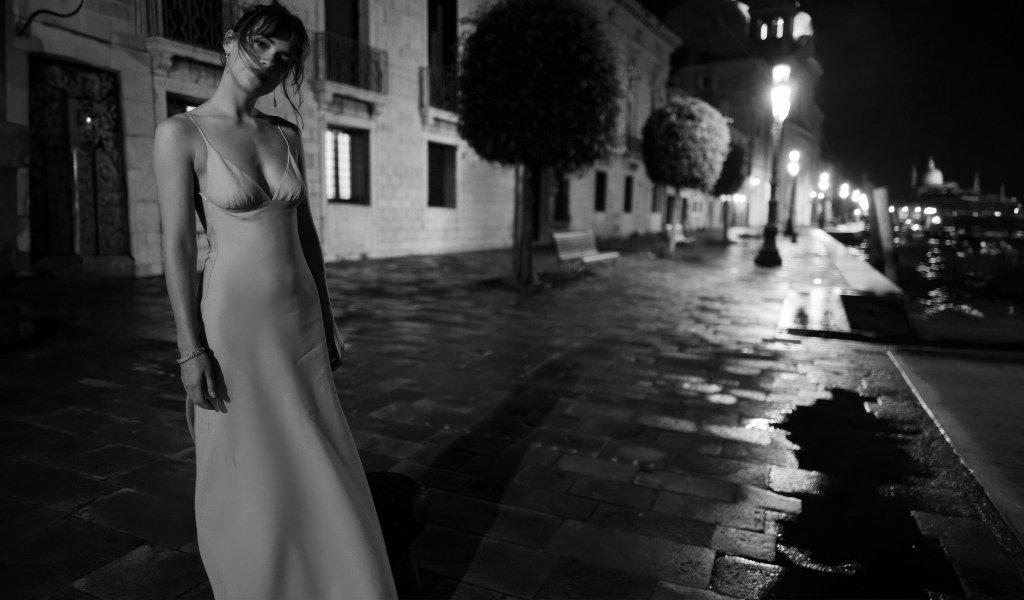 Актриса Дакота Джонсон в платье на улице вечером