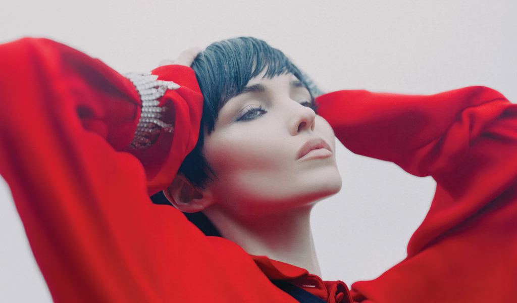 Актриса Дав Кэмерон в красном наряде с короткой стрижкой