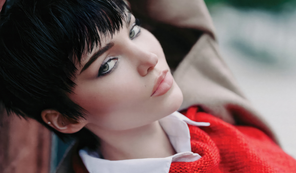 Актриса Дав Кэмерон с короткой стрижкой