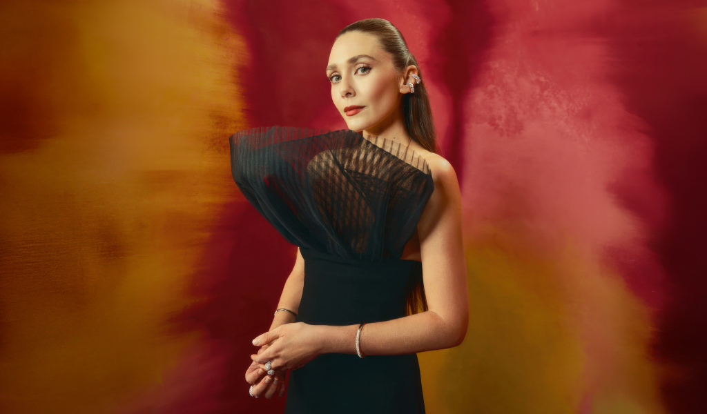 Актриса Элизабет Олсен в необычном черном платье