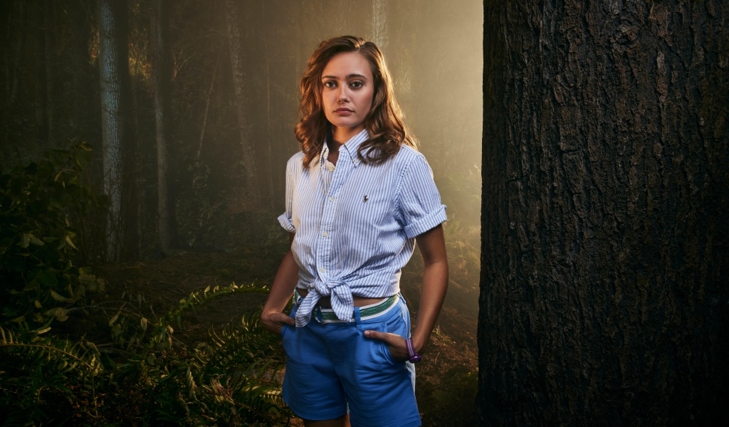 Актриса Элла Пернелл в лесу