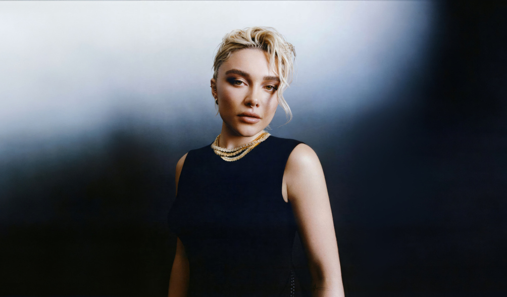 Актриса Флоренс Пью в черном платье на сером фоне