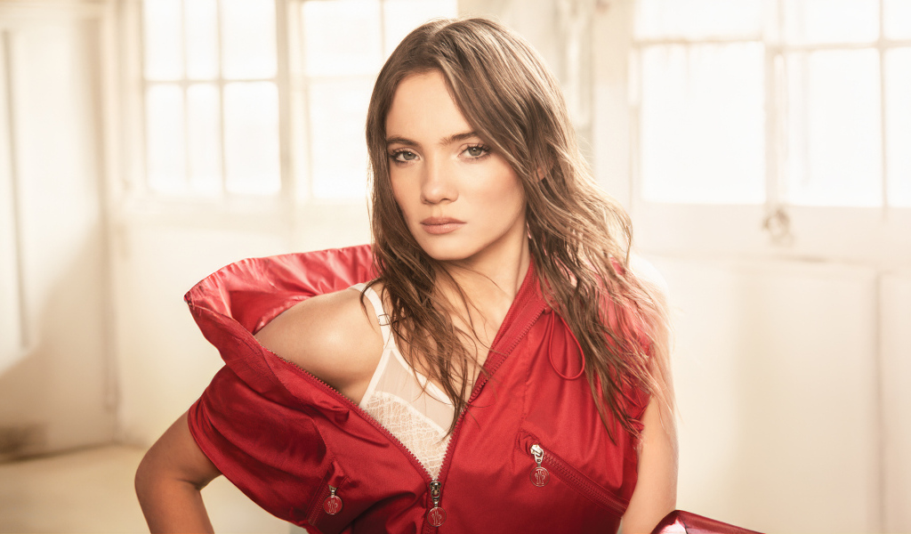 Актриса Фрейя Аллан в красной жилетке