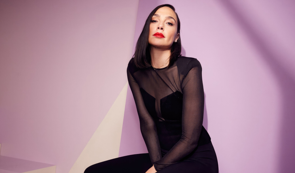 Актриса Галь Гадот на сиреневом фоне