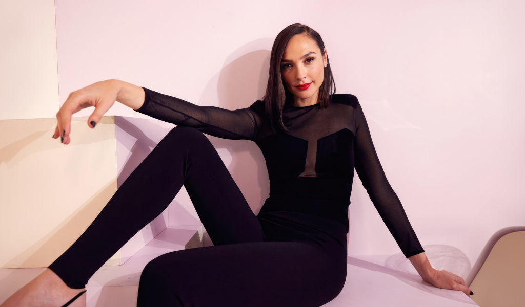 Актриса Галь Гадот позирует для фото