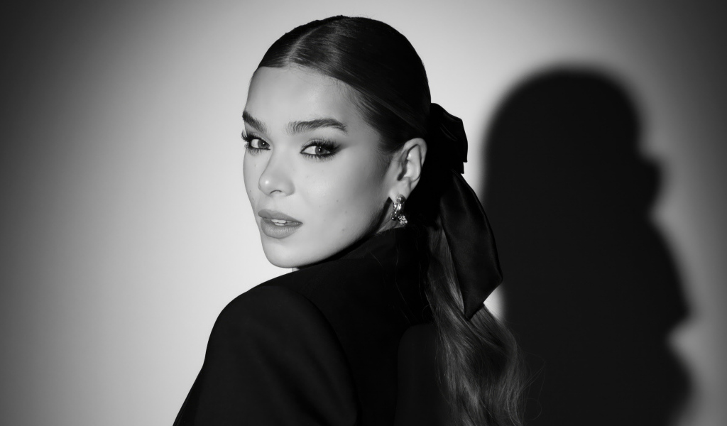 Актриса Хейли Стейнфилд позирует на сером фоне