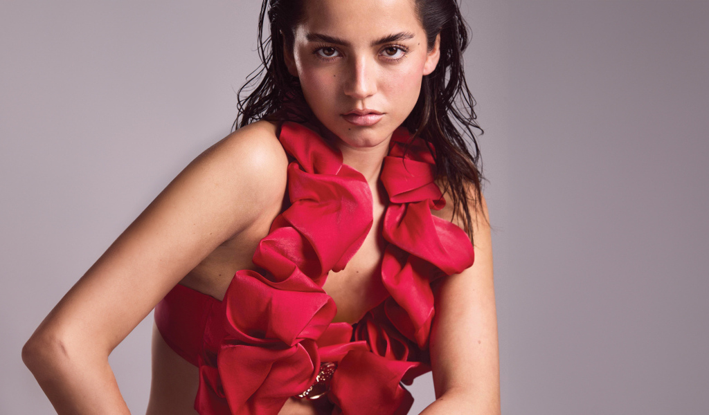 Актриса Изабела Мерсед в красном купальнике