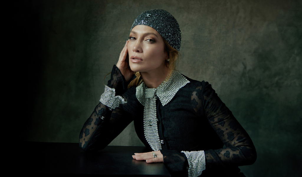 Актриса Дженнифер Лопес в блестящей шапке