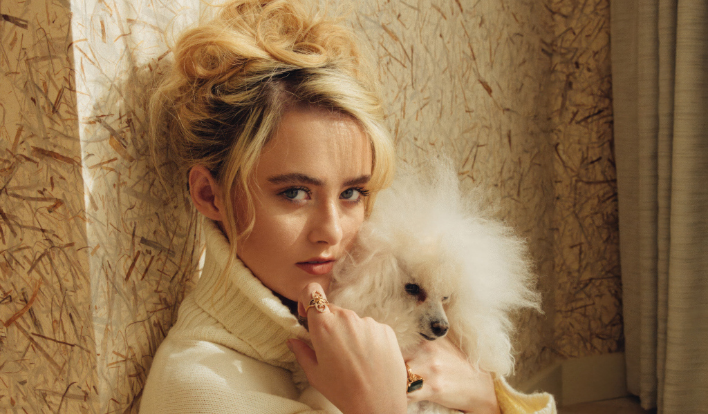 Актриса Кэтрин Ньютон  с собакой у стены