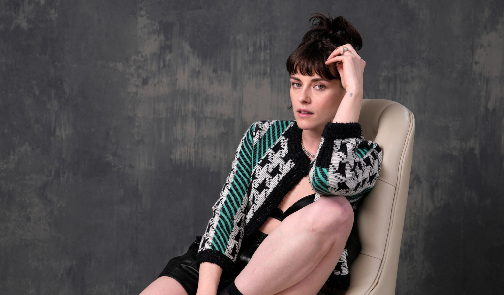 Актриса Кристен Стюарт позирует для фото