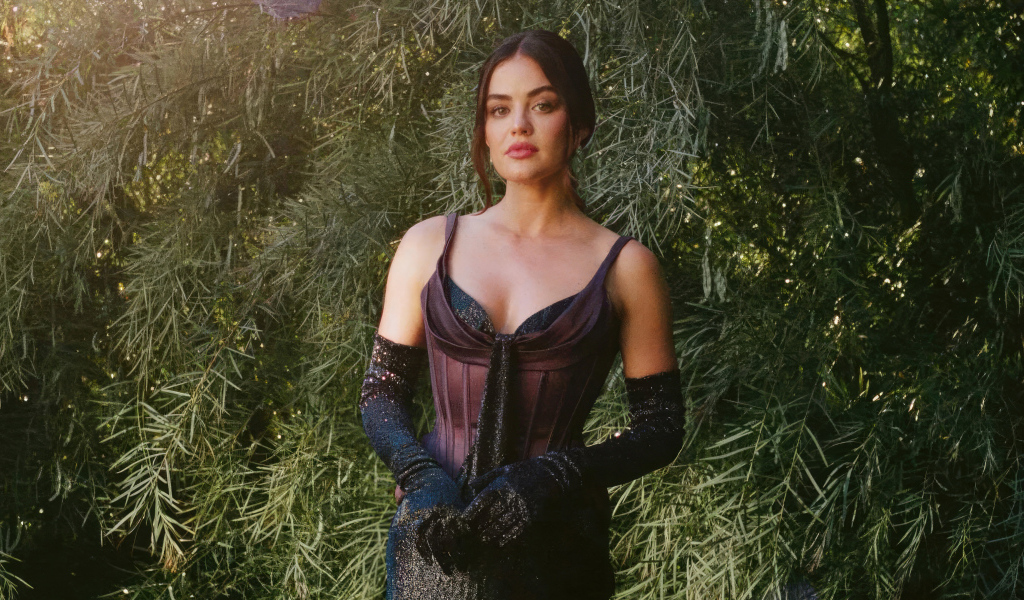 Актриса Люси Хейл в черном платье у зеленых зарослей