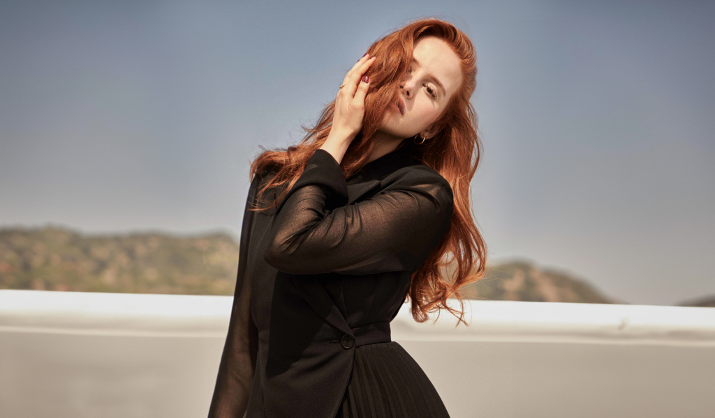 Актриса Мэделин Петш в черном наряде закрыла лицо волосами