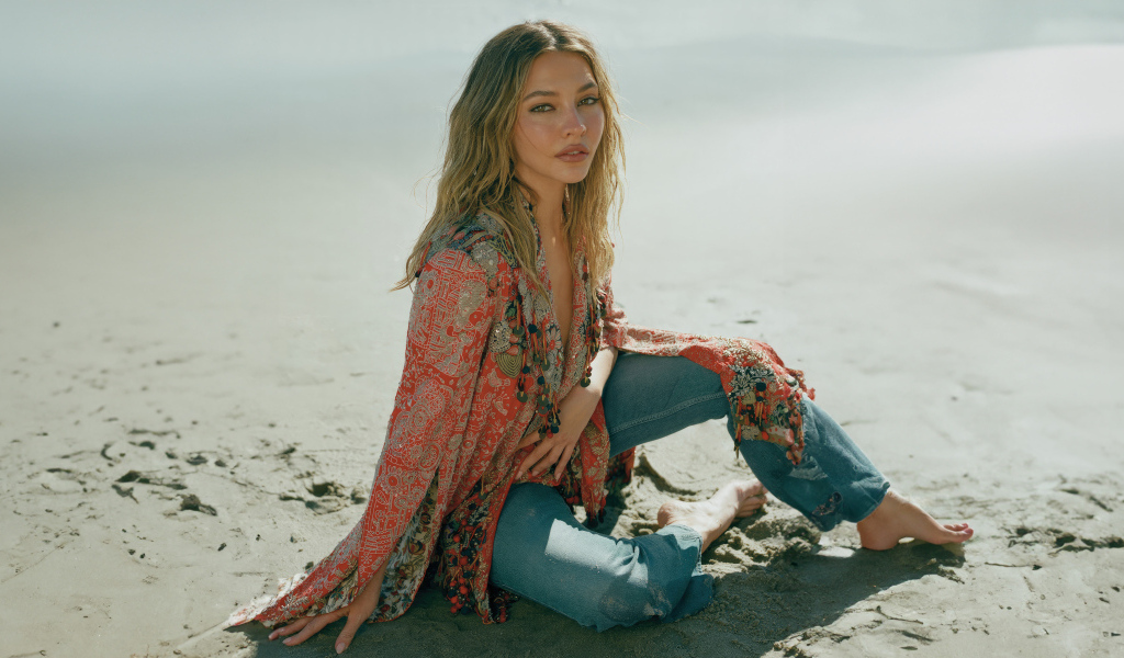 Актриса Мэдлин Клайн сидит на песке