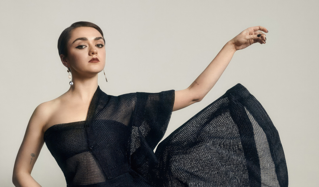 Актриса Мэйси Уильямс в черном платье на сером фоне