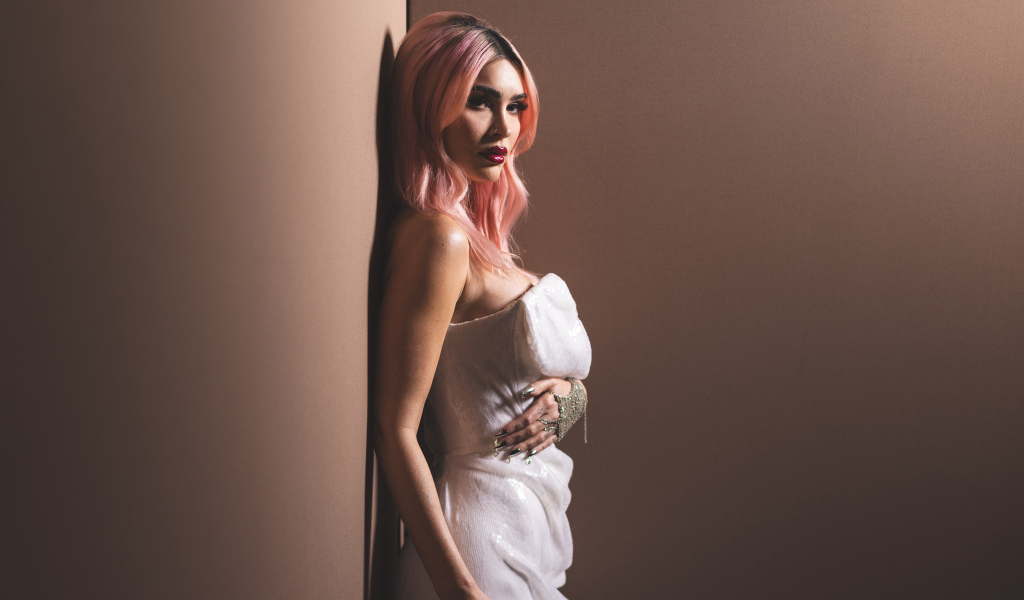 Актриса Меган Фокс с розовыми волосами в белом платье