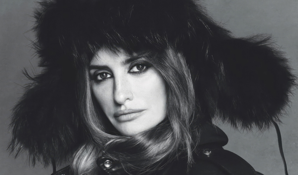 Актриса Пенелопа Крус в меховой шапке