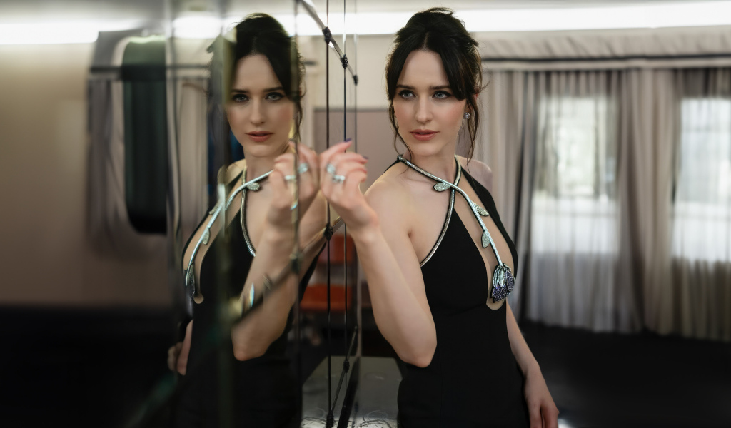 Актриса Рэйчел Броснахэн смотрит на свое отражение