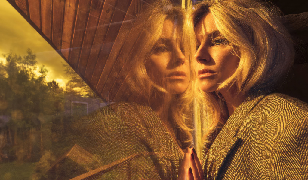 Актриса Сиенна Миллер отражает в окне