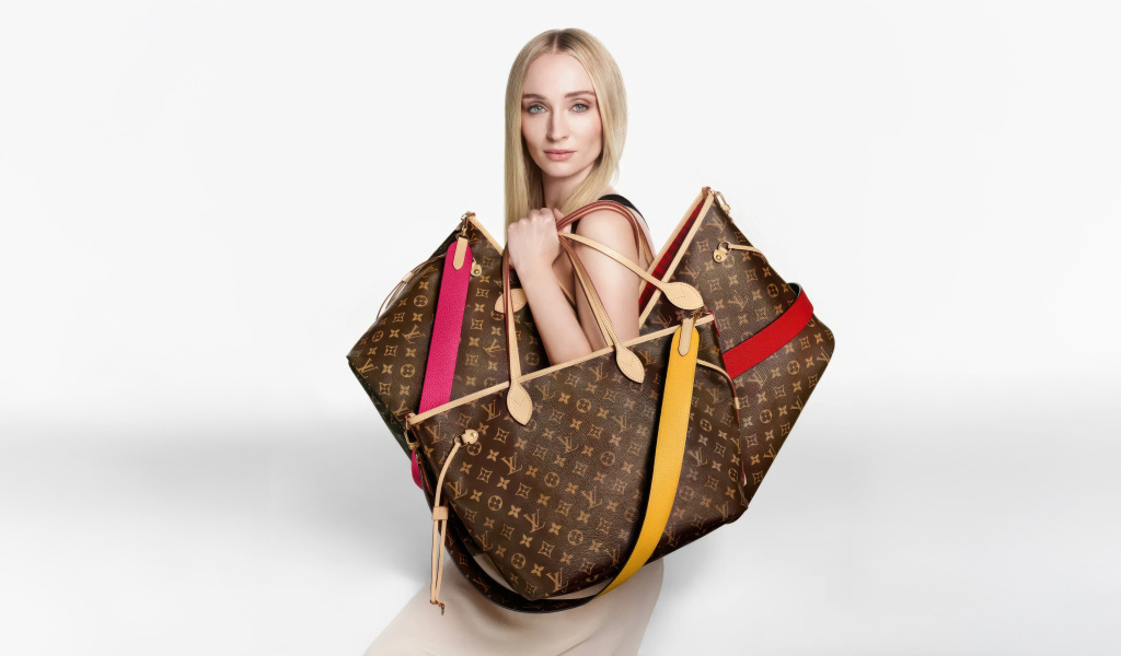 Актриса Софи Тернер с тремя сумками Луи Виттон