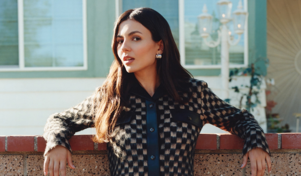 Актриса Виктория Джастис в теплой кофте