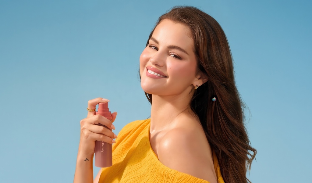 Актриса и певица Селена Гомес со спреем в руках