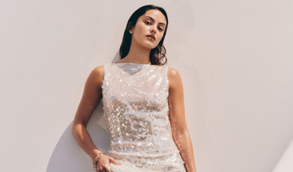 Американская актриса Камила Мендес в блестящем платье