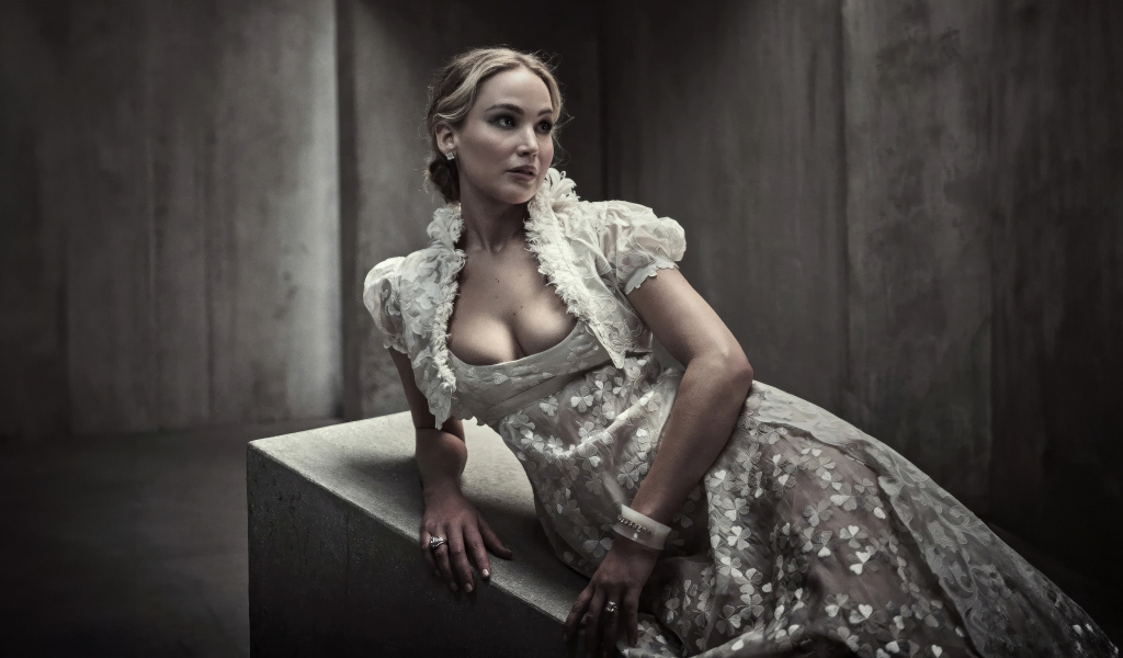 Американская актриса Дженнифер Лоуренс  в красивом платье