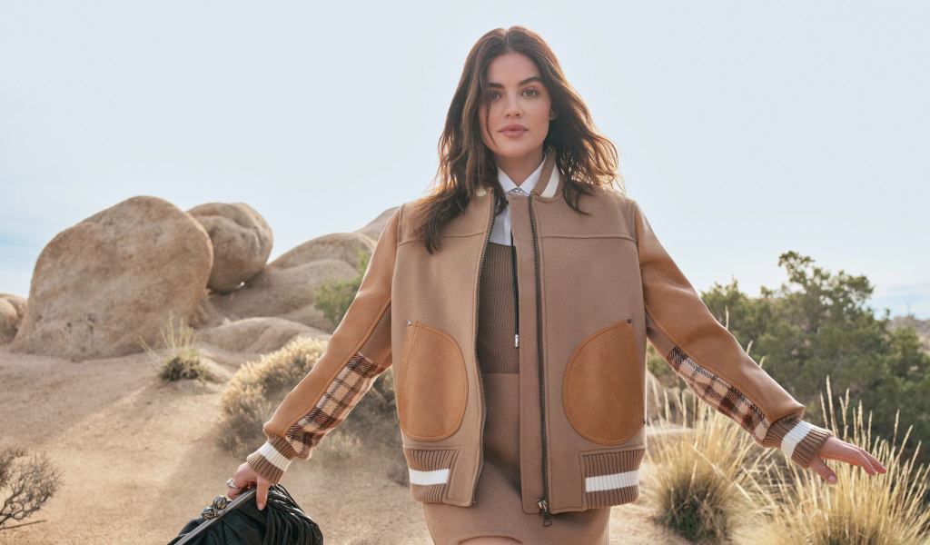 Американская актриса Люси Хейл у камней