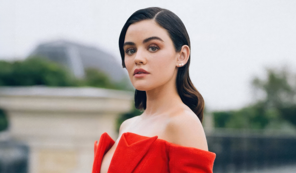 Американская актриса Люси Хейл в красном наряде