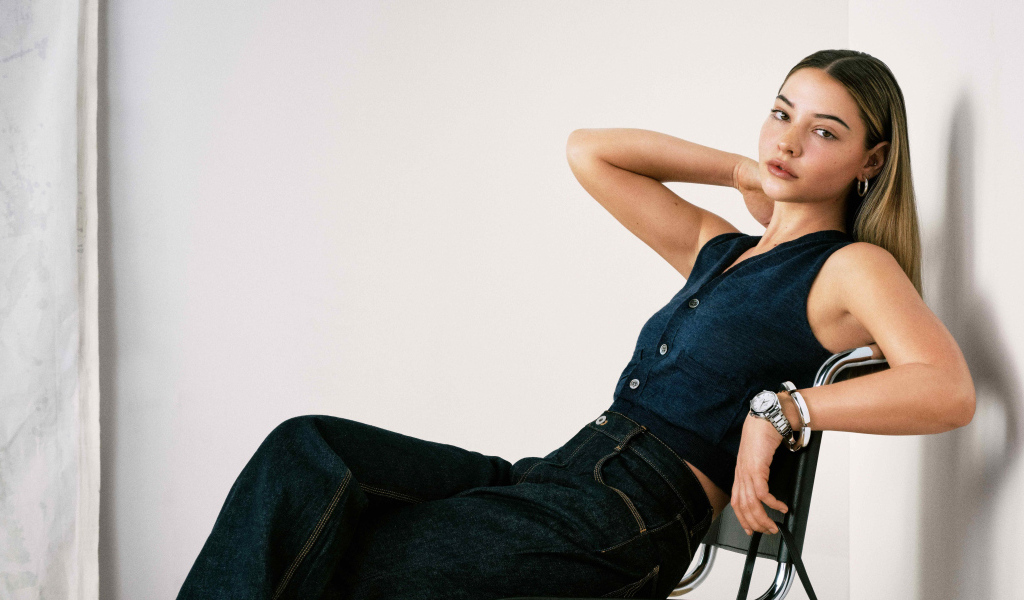 Американская актриса Мэдлин Клайн сидит на стуле