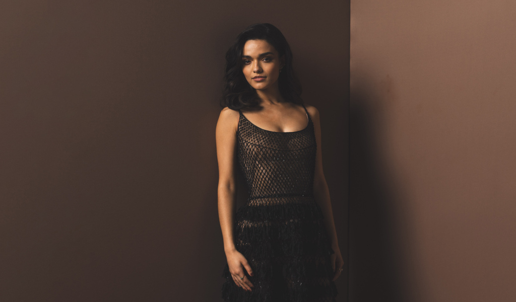 Американская актриса Рэйчел Зеглер стоит у стены