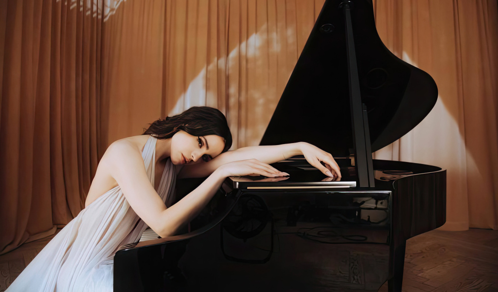Американская актриса София Карсон с роялем