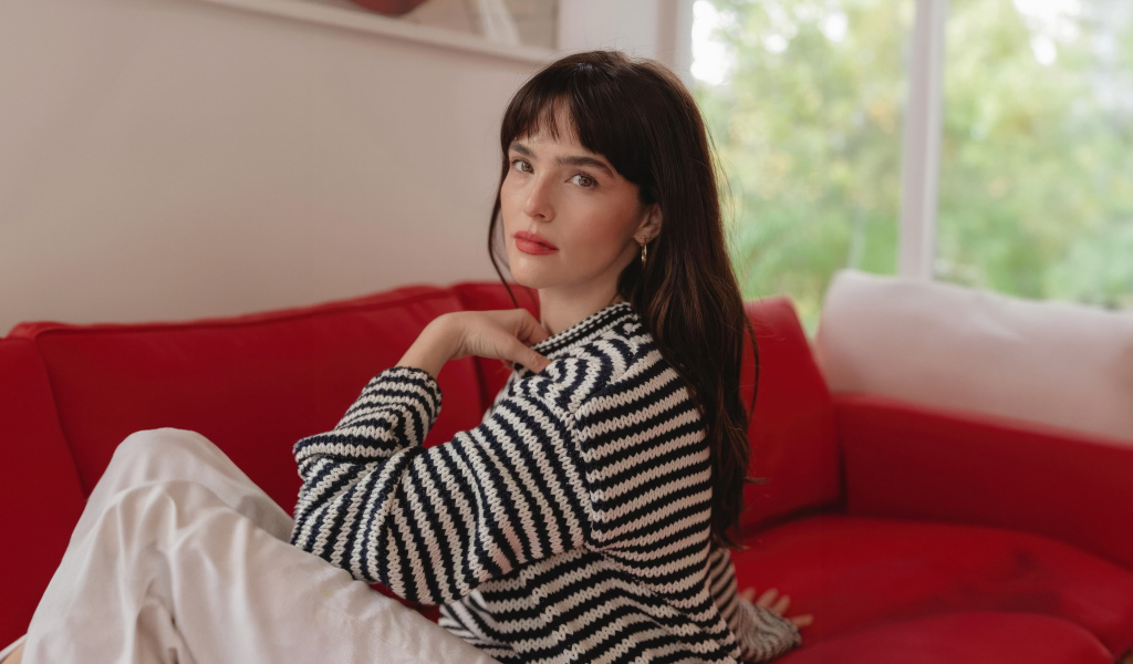Американская актриса Зои Дойч в полосатом свитере