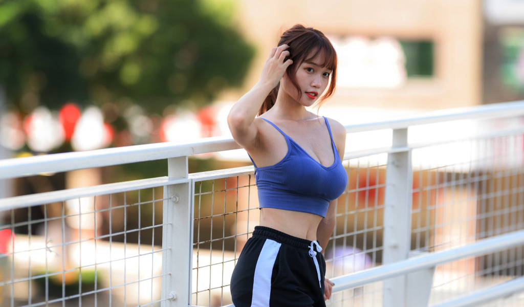 Спортивная азиатка с рукой в волосах