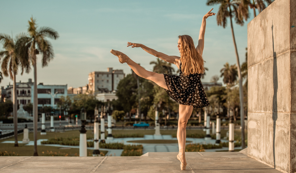 Балерина в лучах солнца у стены