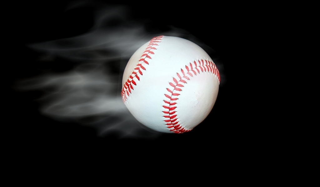 Бейсбольный мяч летит на черном фоне