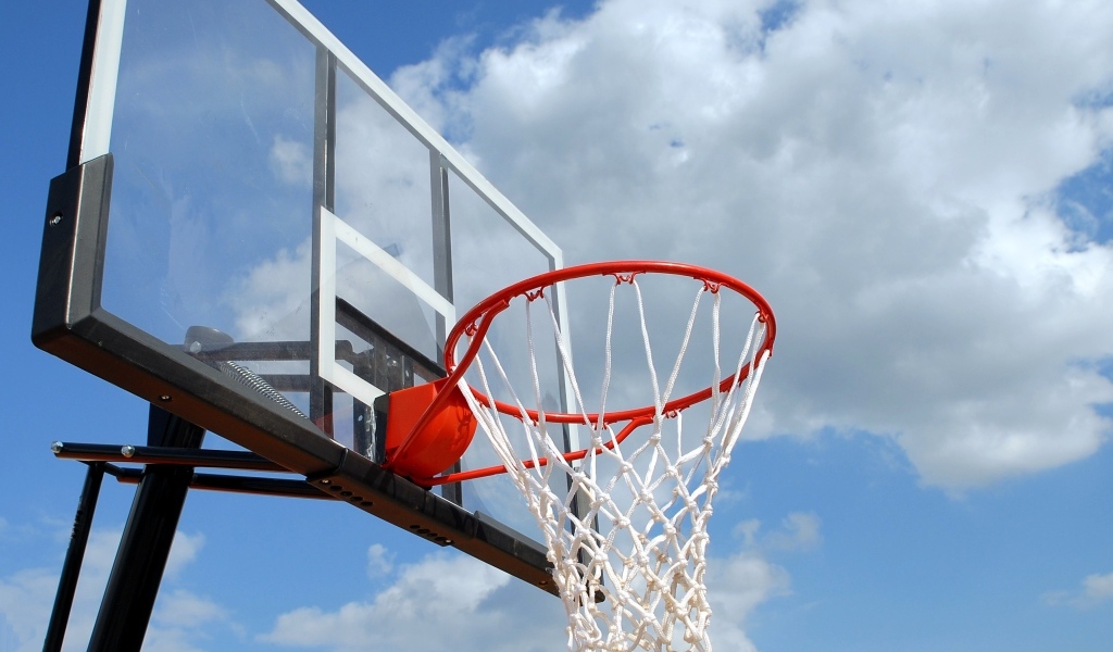 Баскетбольное кольцо на фоне белых облаков