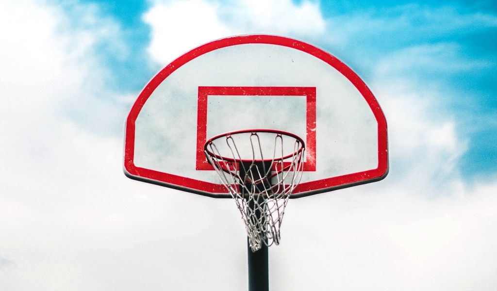 Баскетбольное кольцо на фоне белых облаков