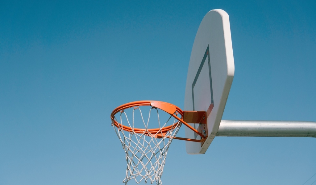 Кольцо для игры в баскетбол на фоне голубого неба