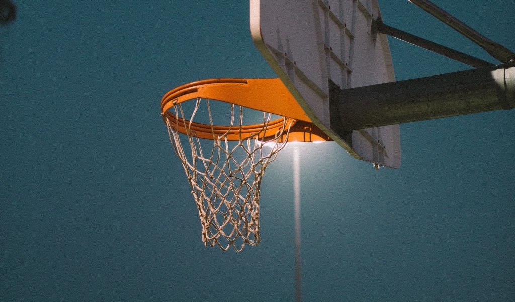 Баскетбольное кольцо в свете фонаря