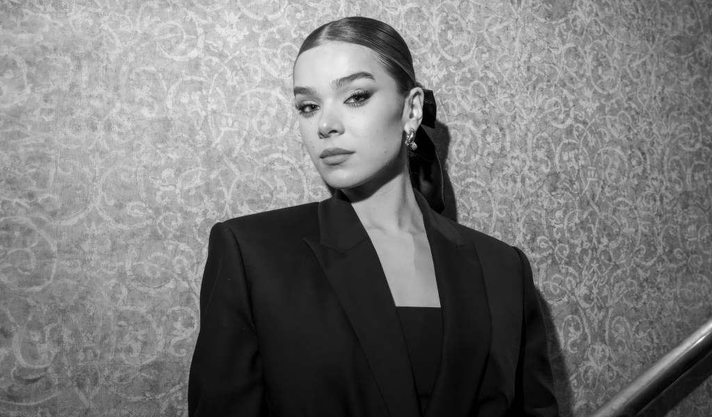 Красивая американская актриса Хейли Стейнфилд в черном костюме