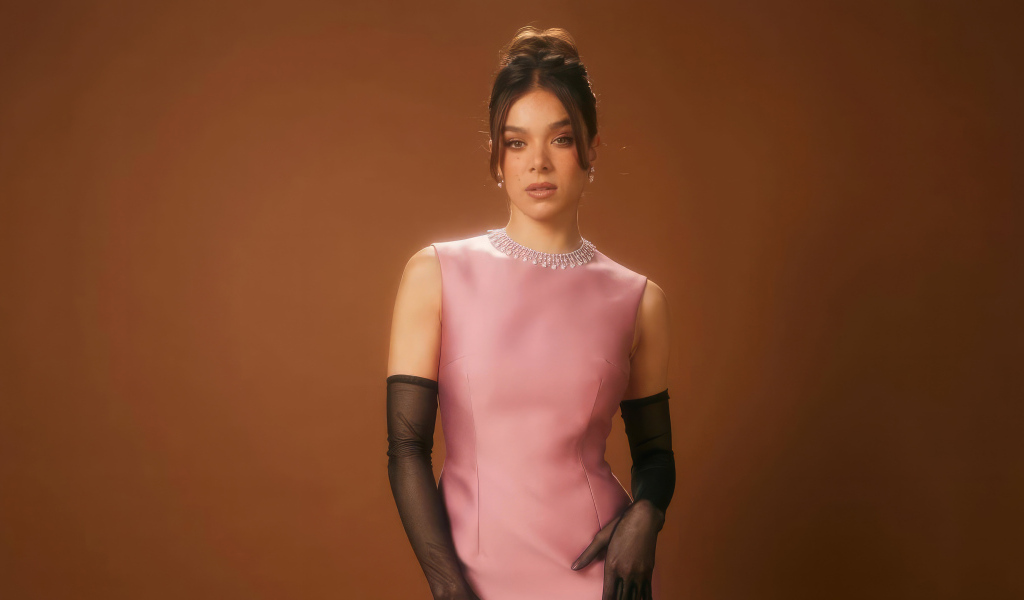 Красивая актриса Хейли Стейнфилд в розовом платье и черных перчатках