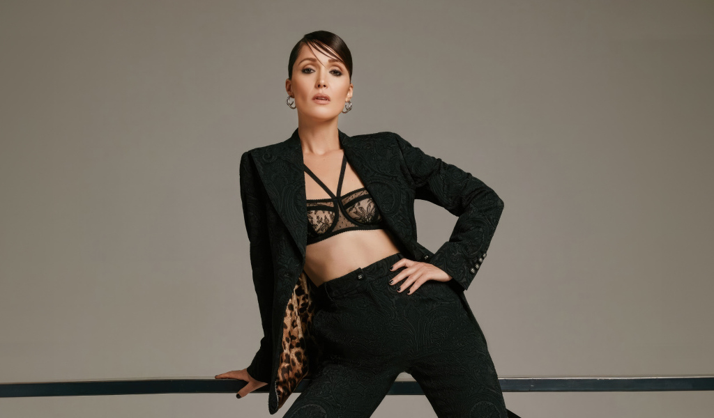 Красивый черный костюм на актрисе Роуз Бёрн