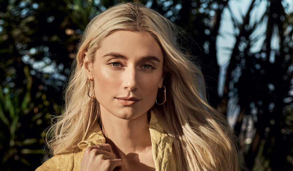 Красивая блондинка актриса Элизабет Дебики