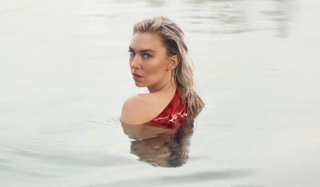 Красивая блондинка актриса Ванесса Кирби в воде