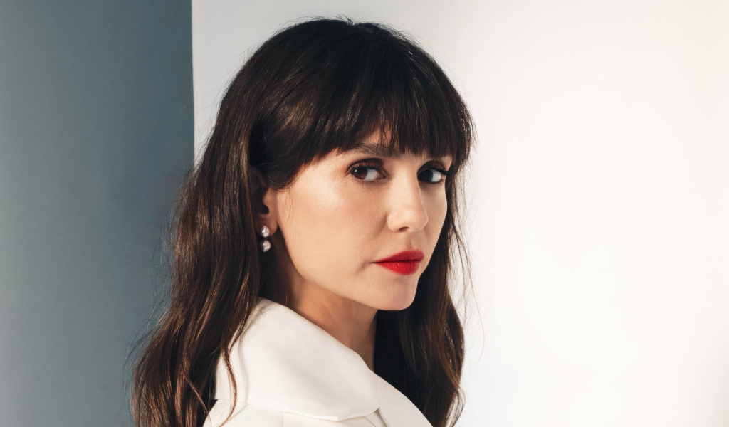 Красивая кареглазая девушка актриса Нина Добрев