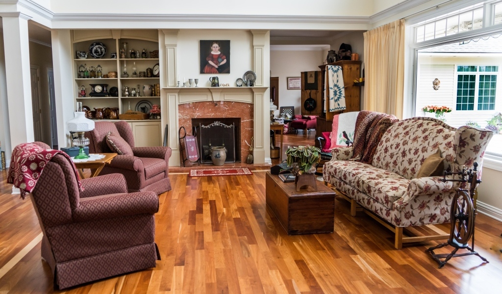 Красивая старая мебель в гостиной