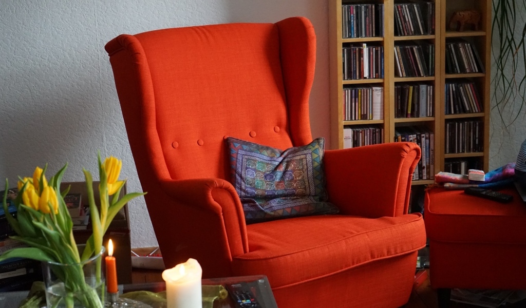 Большое красное кресло в комнате